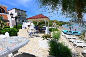 einen Strand mit Pavillon, Tisch und Stühlen in der Unterkunft Alisaxni Studios in Argassi