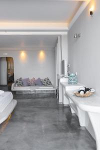 sypialnia z 2 łóżkami w pokoju w obiekcie Demilmar Luxury Suites w mieście Perissa