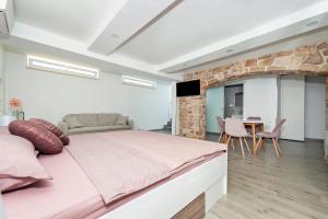 een slaapkamer met een groot roze bed en een tafel bij Villa Miracolo in Rovinj +38 foto's