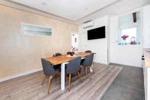 een eetkamer met een houten tafel en stoelen bij Villa Miracolo in Rovinj