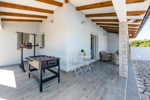 een kamer met een tafel en een schaakbord op een verdieping bij Villa Miracolo in Rovinj