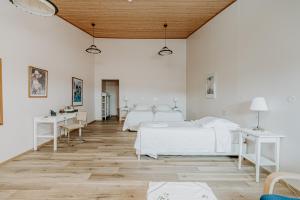 Rúm í herbergi á Narfastadir Guesthouse