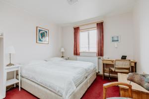 Rúm í herbergi á Narfastadir Guesthouse