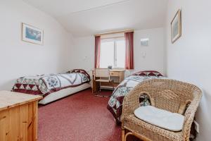 Rúm í herbergi á Narfastadir Guesthouse