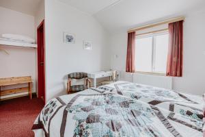 Rúm í herbergi á Narfastadir Guesthouse