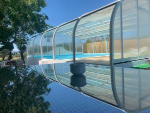 una casa di vetro con riflesso nell'acqua di Quinta do lagar a Chamusca