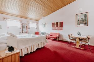 Rúm í herbergi á Narfastadir Guesthouse