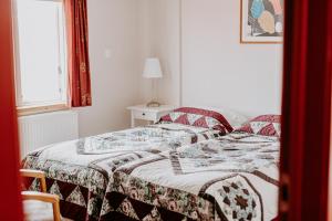 Rúm í herbergi á Narfastadir Guesthouse