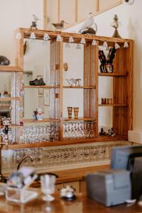 Narfastadir Guesthouse في لاوغار: غرفة مع مرآة وطاولة مع نظارة