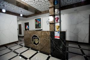 una hall con un bancone con un logo di Kristal Inn Hotel a Baku