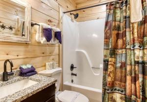Koupelna v ubytování Hidden Retreat, Hot Tub, Pool Table, 1089 FREE tickets each paid day, Dollywood and More