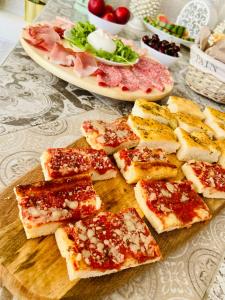 een snijplank met broodjes en een bord eten bij b&b I Mori in Noto Marina