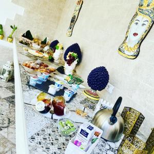 un buffet de comida en una mesa en una habitación en b&b I Mori en Noto Marina