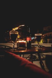 una mesa con copas de vino y una botella de vino en Porto Bello Nafplio, en Nauplia