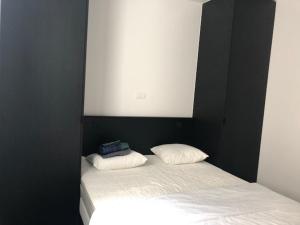 een bed met 2 kussens in een kamer bij bloc 79/one in Knokke-Heist