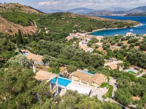 einen Luftblick auf eine Villa mit einem Pool in der Unterkunft Agios Stefanos Bay - Villa Maria in Ágios Stéfanos