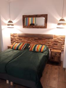sypialnia z łóżkiem z lustrem na ścianie w obiekcie Wioska pod Kogutem w mieście Krępa