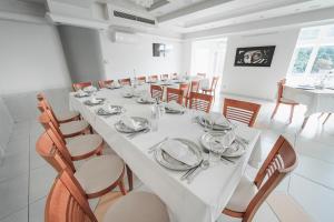 Televízia a/alebo spoločenská miestnosť v ubytovaní Elita Hotel & Restauracja