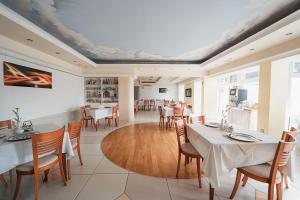Reštaurácia alebo iné gastronomické zariadenie v ubytovaní Elita Hotel & Restauracja