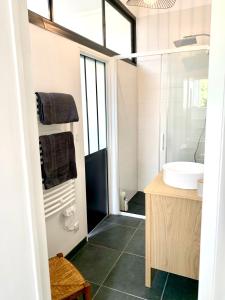 a bathroom with a sink and a mirror at Le Studio de Meli, 3 étoiles, 30m2, raffiné, élégant et bien situé in Rochefort