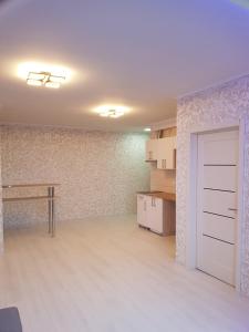 un garaje con una puerta blanca en una habitación en apart-hotel Sky, en Yuzhne