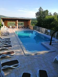 Piscina a Gîtes de l'Esquirou o a prop