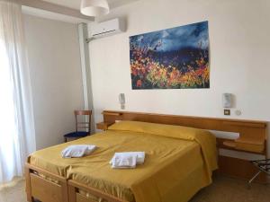 A bed or beds in a room at Hotel Adriatico