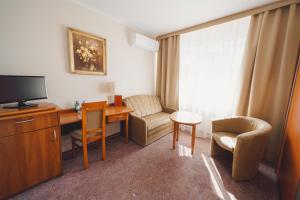 Televízia a/alebo spoločenská miestnosť v ubytovaní Elita Hotel & Restauracja