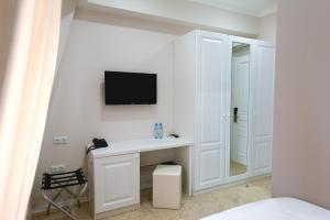 A television and/or entertainment centre at Piazza Four Colours