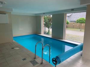 Bazén v ubytovaní Kohl Wellness Apartman alebo v jeho blízkosti