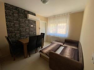 Posteľ alebo postele v izbe v ubytovaní Kohl Wellness Apartman