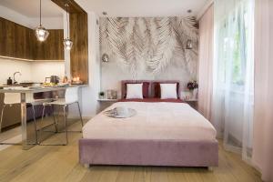 1 dormitorio con 1 cama grande y cocina en W&K Apartments - Glam Suite, en Koszalin