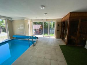 Bazén v ubytovaní Kohl Wellness Apartman alebo v jeho blízkosti