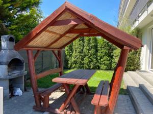 Patio alebo iná vonkajšia časť ubytovania Kohl Wellness Apartman