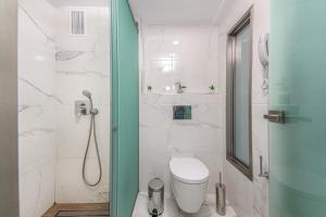 un bagno con doccia e WC di Roseland Hotel a Kalamákion