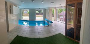 Bazén v ubytovaní Kohl Wellness Apartman alebo v jeho blízkosti