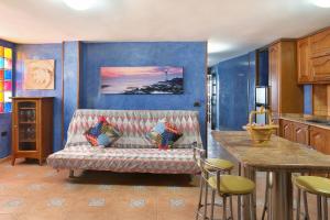 a living room with a couch in a kitchen at Apartamento Pozo Beach A in Pozo Izquierdo