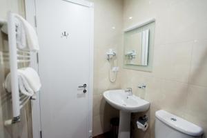 A bathroom at Piazza Four Colours