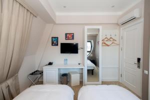 A television and/or entertainment centre at Piazza Four Colours