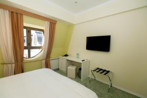 A television and/or entertainment centre at Piazza Four Colours