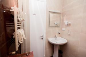 A bathroom at Piazza Four Colours
