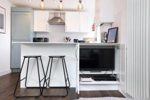 ALTIDO Contemporary Royal Mile Apartment with Balcony