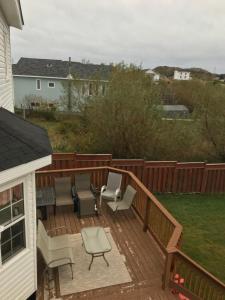 una terraza con sillas, mesa y sillas en Whitsha Inn B&B, en Twillingate