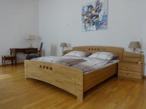 een slaapkamer met een groot houten bed en een bureau bij Du Russel Suite in Baden-Baden