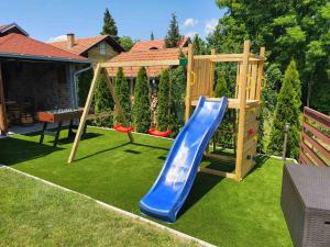 un parque infantil con tobogán y parque infantil en Villa Edl Elegant-Slavonija i Baranja en Aljmaš