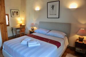 1 dormitorio con 1 cama grande y toallas. en Loft Apartment , La Terrasse Centre Ville d'Arles,, en Arles