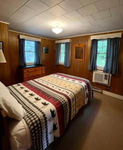 Un pat sau paturi într-o cameră la Mount Coolidge Motel