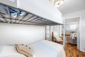 Katil dua tingkat atau katil-katil dua tingkat dalam bilik di Canal Cottage