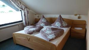 Un pat sau paturi într-o cameră la Ferienhaus am Sonnenhang