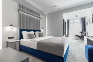 um quarto de hotel com uma cama grande e uma secretária em Kayus em Buşteni